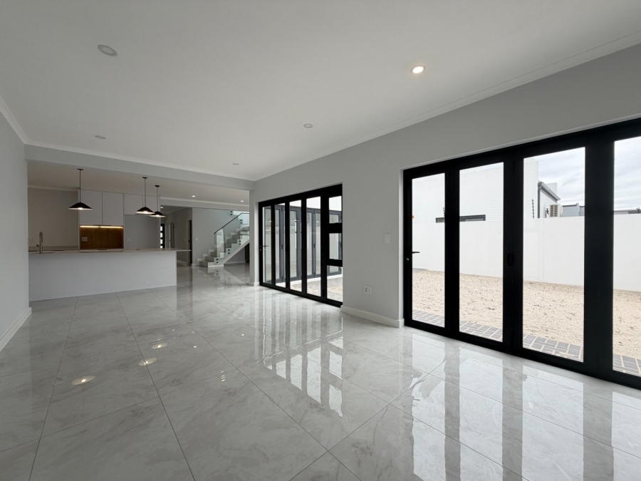 5 Bedroom Property for Sale in Sandown Western Cape